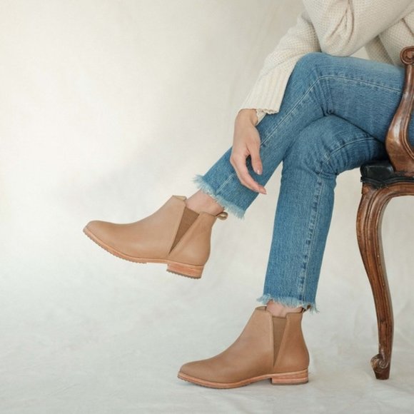 Nisolo Shoes - Nisolo | Everyday Chelsea Boot | Almond | Size 7.5